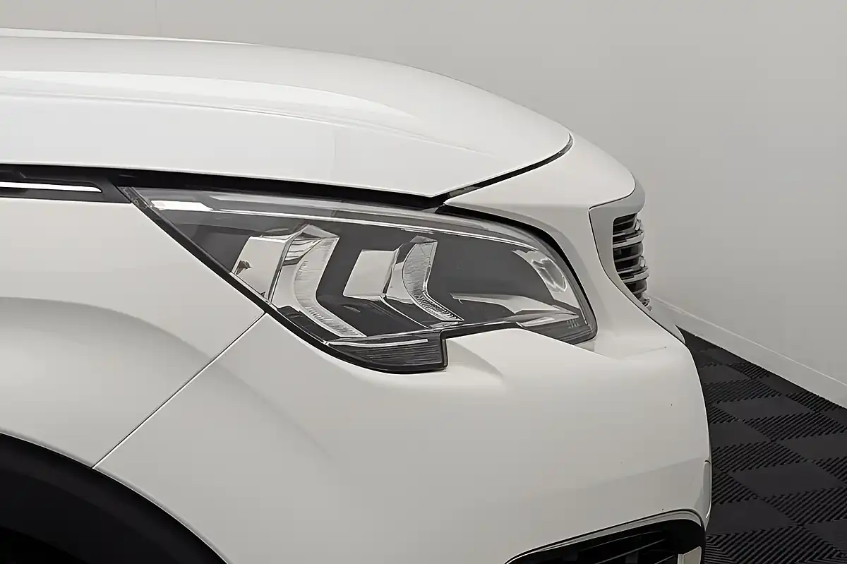 Used 2019 Peugeot 5008 Active White - Interior and Exterior details 17