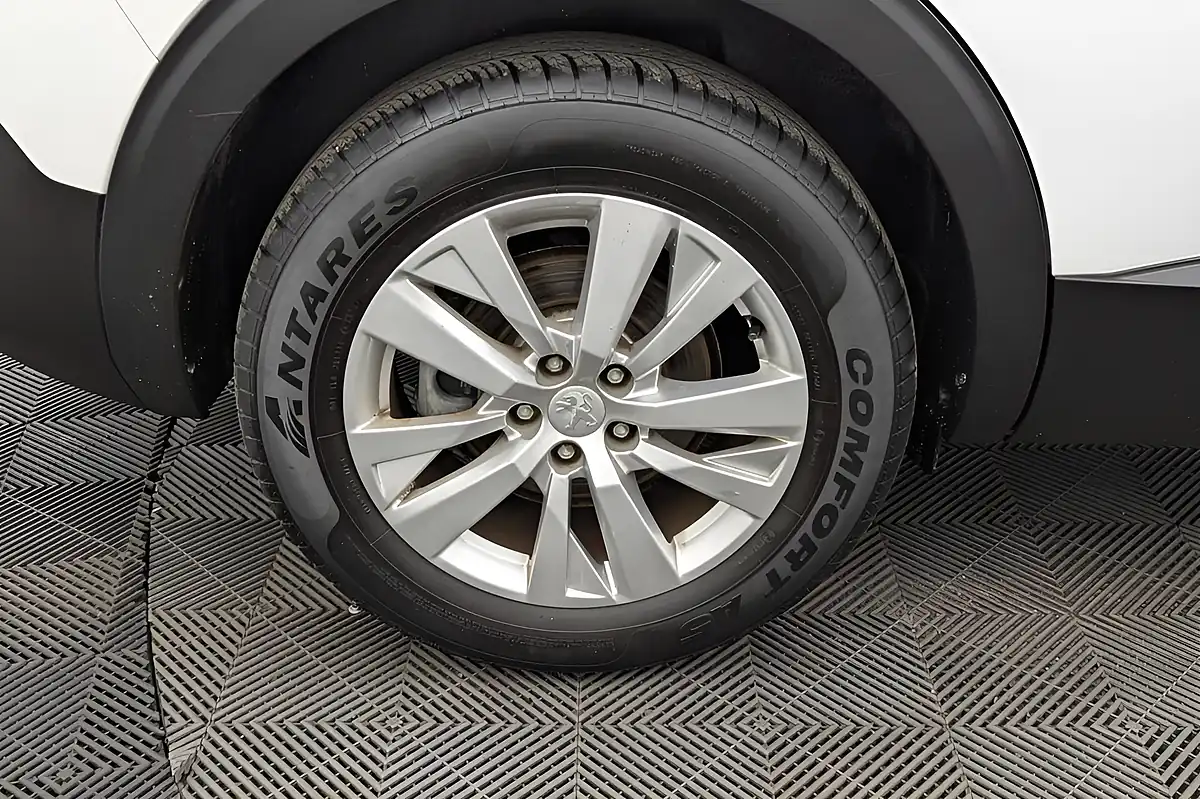 Used 2019 Peugeot 5008 Active White - Interior and Exterior details 19