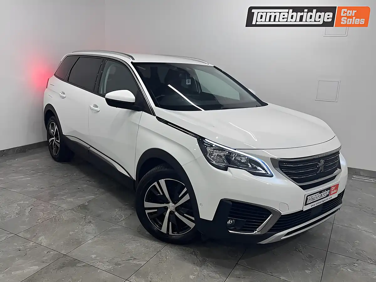 Used 2019 Peugeot 5008 Allure White - Front View