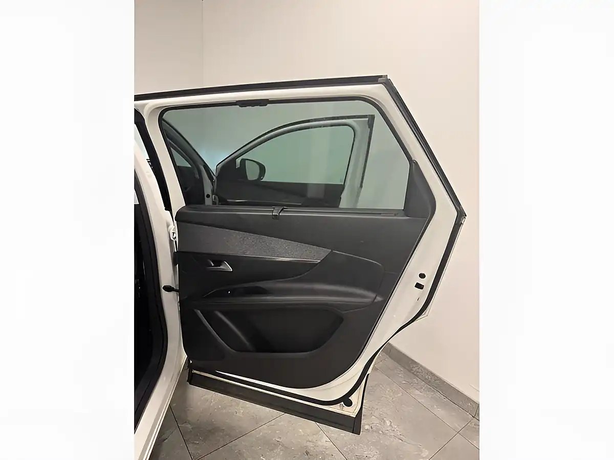 Used 2019 Peugeot 5008 Allure White - Interior and Exterior details 12