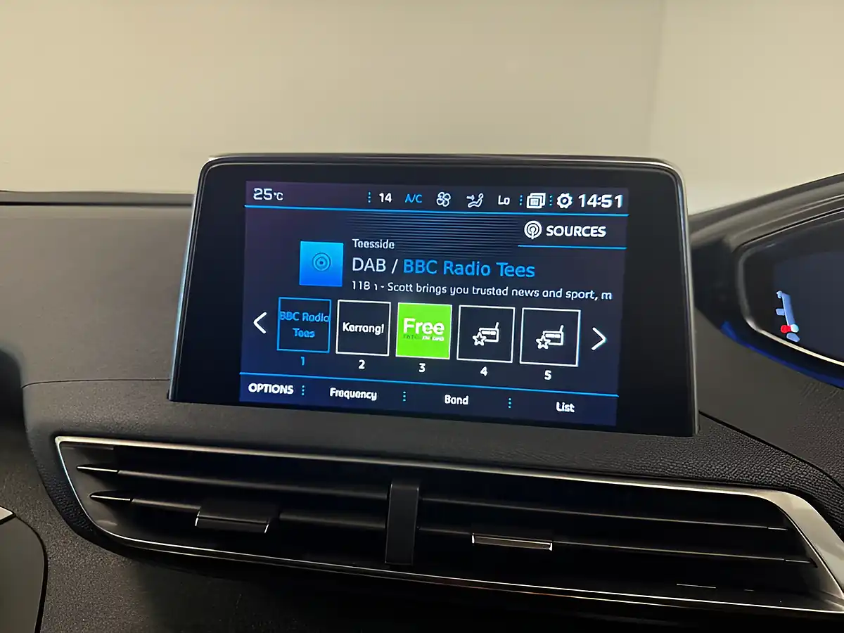 Used 2019 Peugeot 5008 Allure White - Interior and Exterior details 16