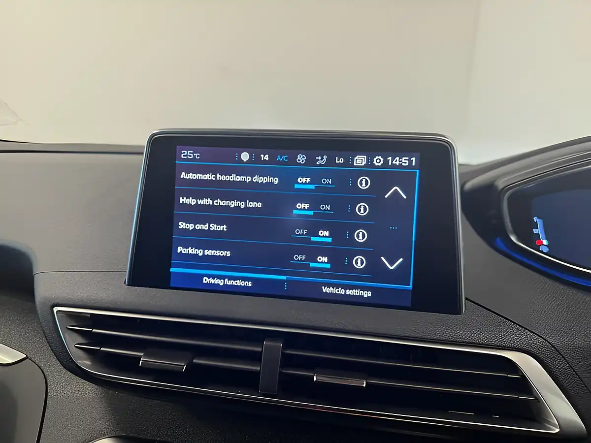 Used 2019 Peugeot 5008 Allure White - Interior and Exterior details 17