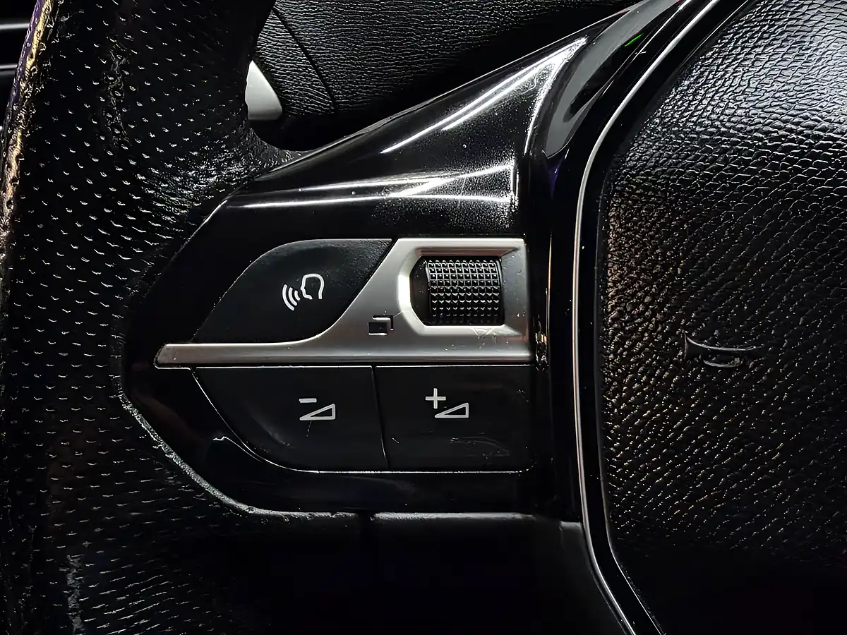 Used 2019 Peugeot 5008 GT Line Green - Interior and Exterior details 14