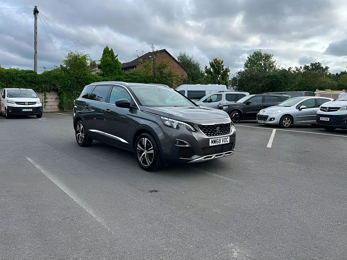 Used 2019 Peugeot 5008 GT Line Grey - Front View