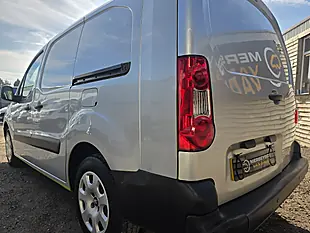 Used 2019 Peugeot E-Partner Se Red - Interior and Exterior details 10