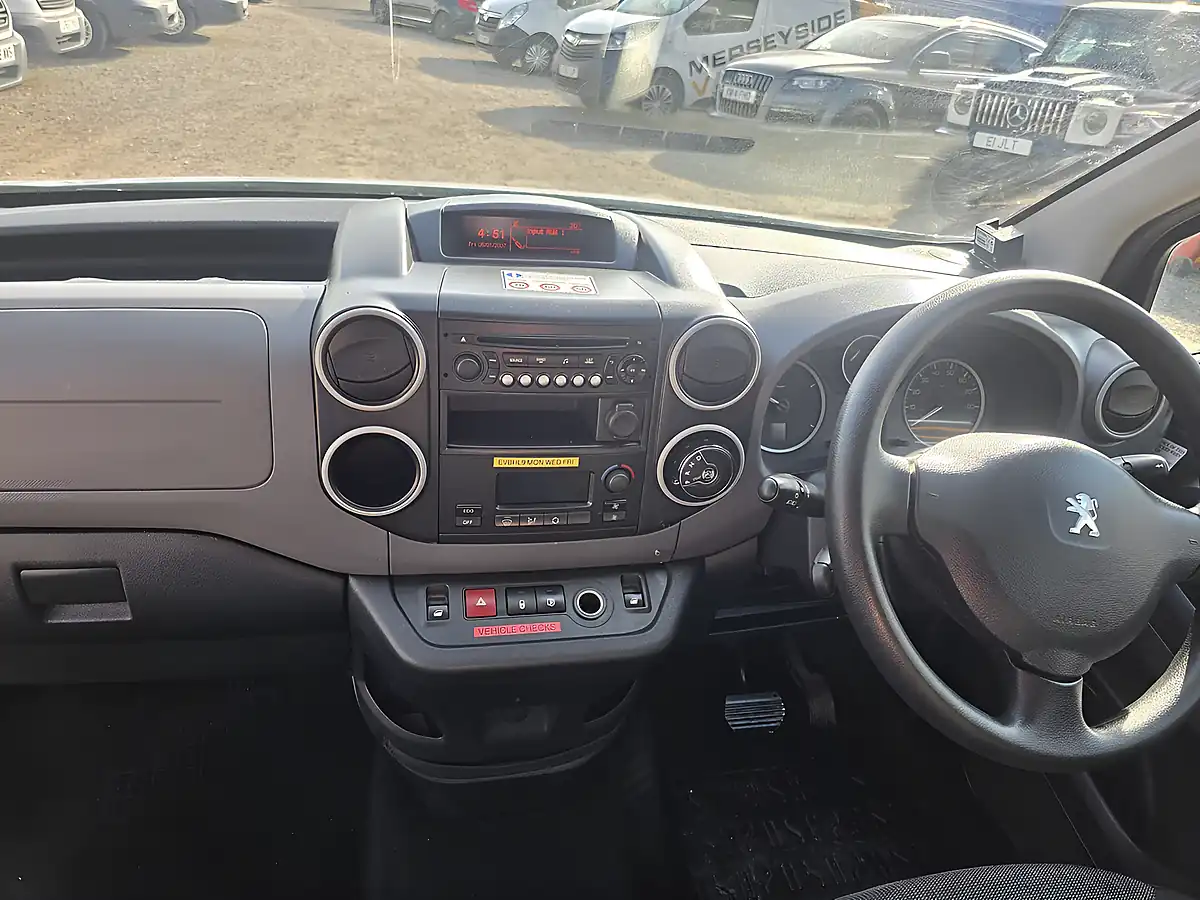 Used 2019 Peugeot E-Partner Se Red - Interior and Exterior details 15