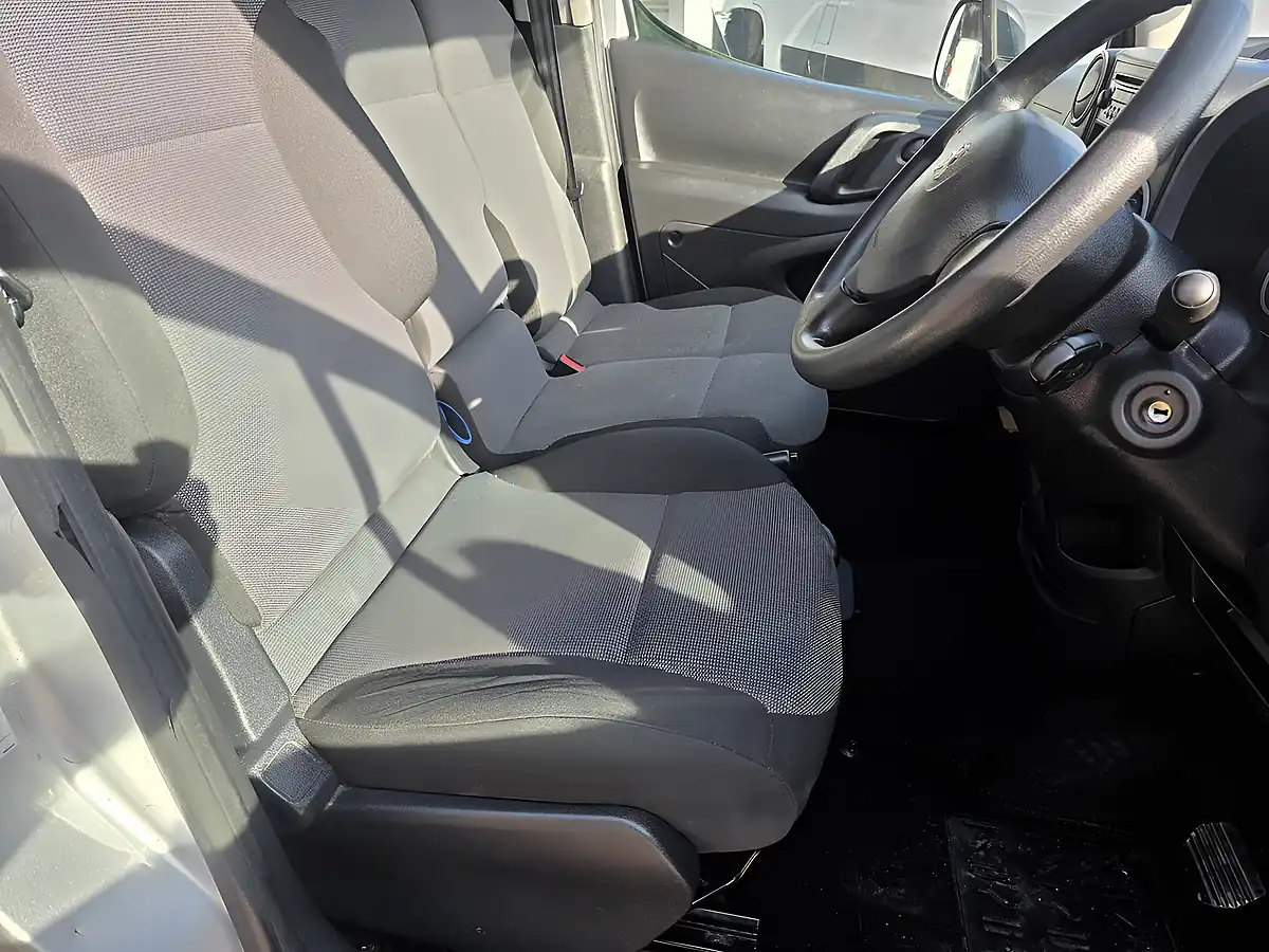 Used 2019 Peugeot E-Partner Se Red - Interior and Exterior details 16
