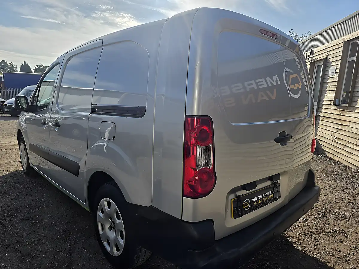 Used 2019 Peugeot E-Partner Se Red - Interior and Exterior details 3