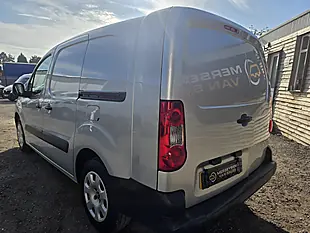 Used 2019 Peugeot E-Partner Se Red - Interior and Exterior details 4