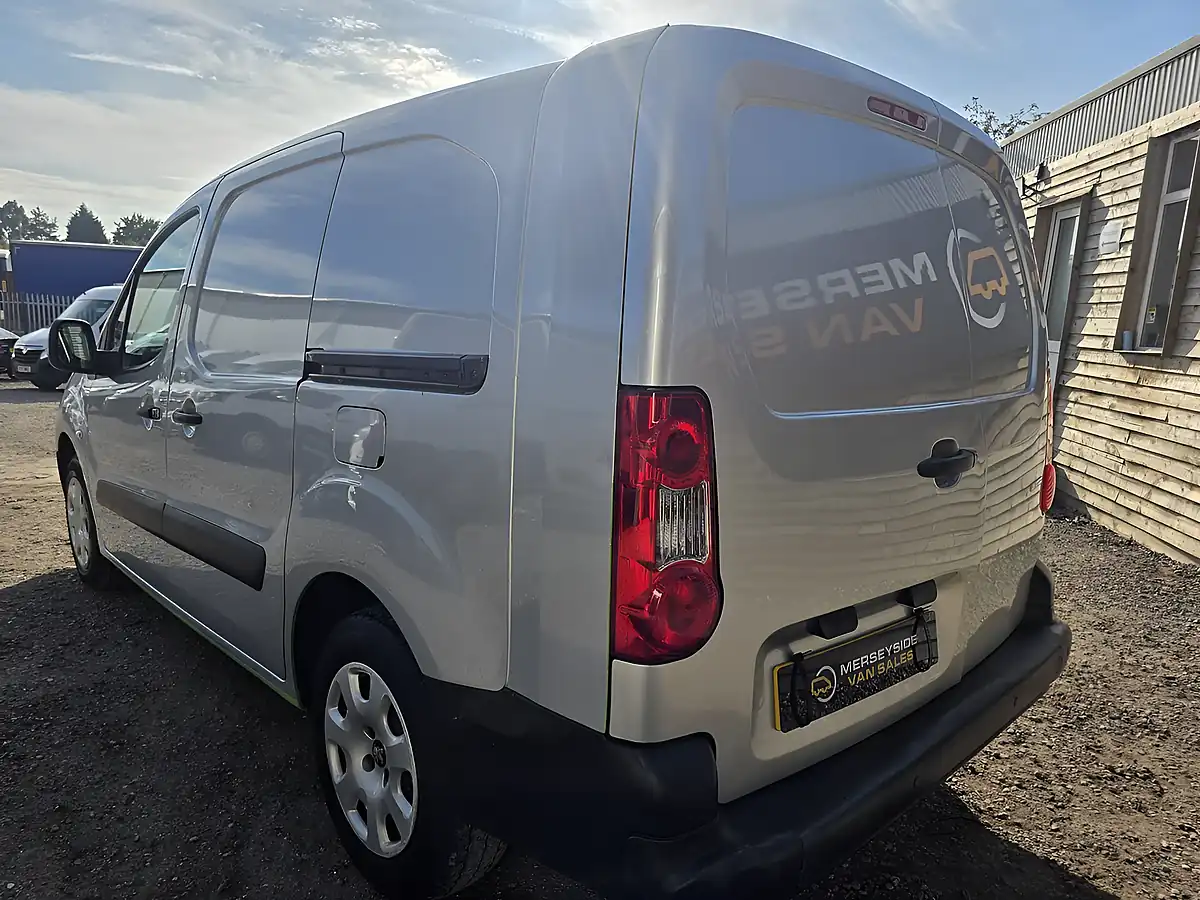 Used 2019 Peugeot E-Partner Se Red - Interior and Exterior details 4