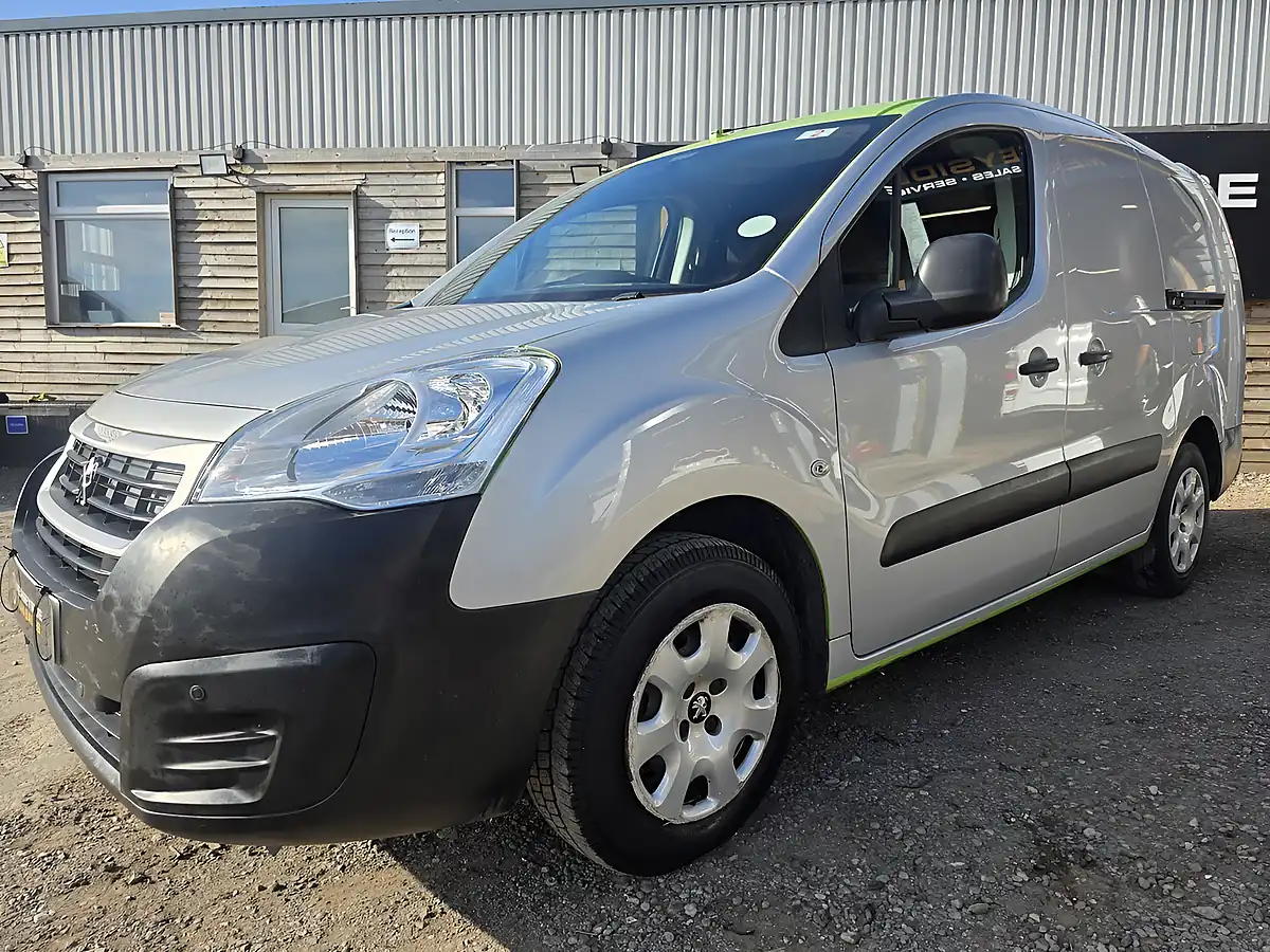 Used 2019 Peugeot E-Partner Se Red - Interior and Exterior details 5