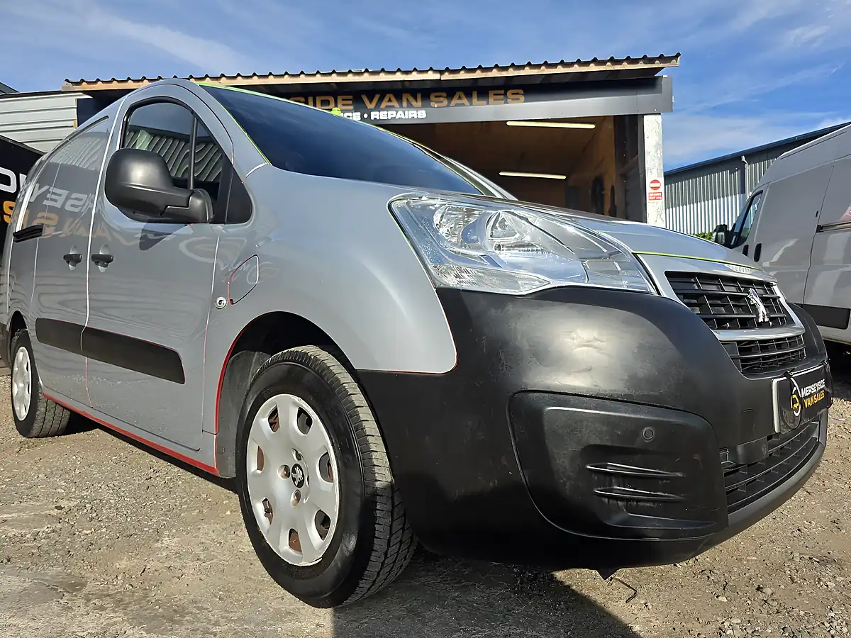 Used 2019 Peugeot E-Partner Se Red - Interior and Exterior details 8