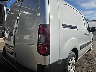 Used 2019 Peugeot E-Partner Se Red - Interior and Exterior details 9
