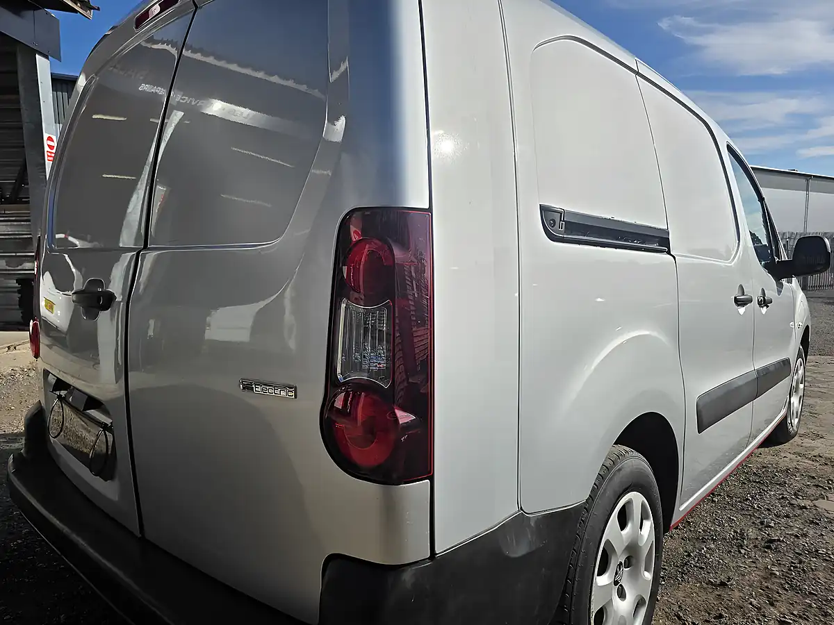 Used 2019 Peugeot E-Partner Se Red - Interior and Exterior details 9