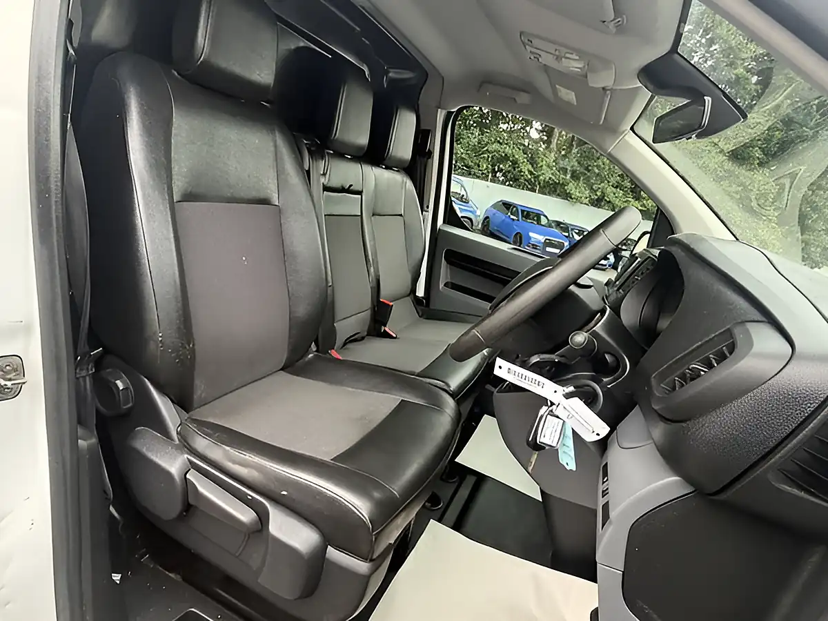 Used 2019 Peugeot Expert Professional Standard White - Interior and Exterior details 17