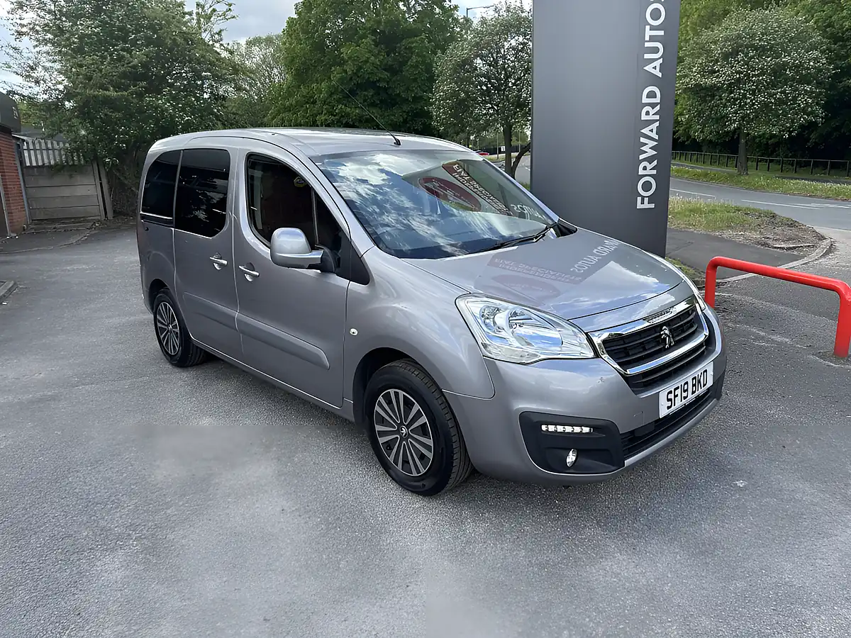 Used 2019 Peugeot Partner Horizon RS Grey - Front View