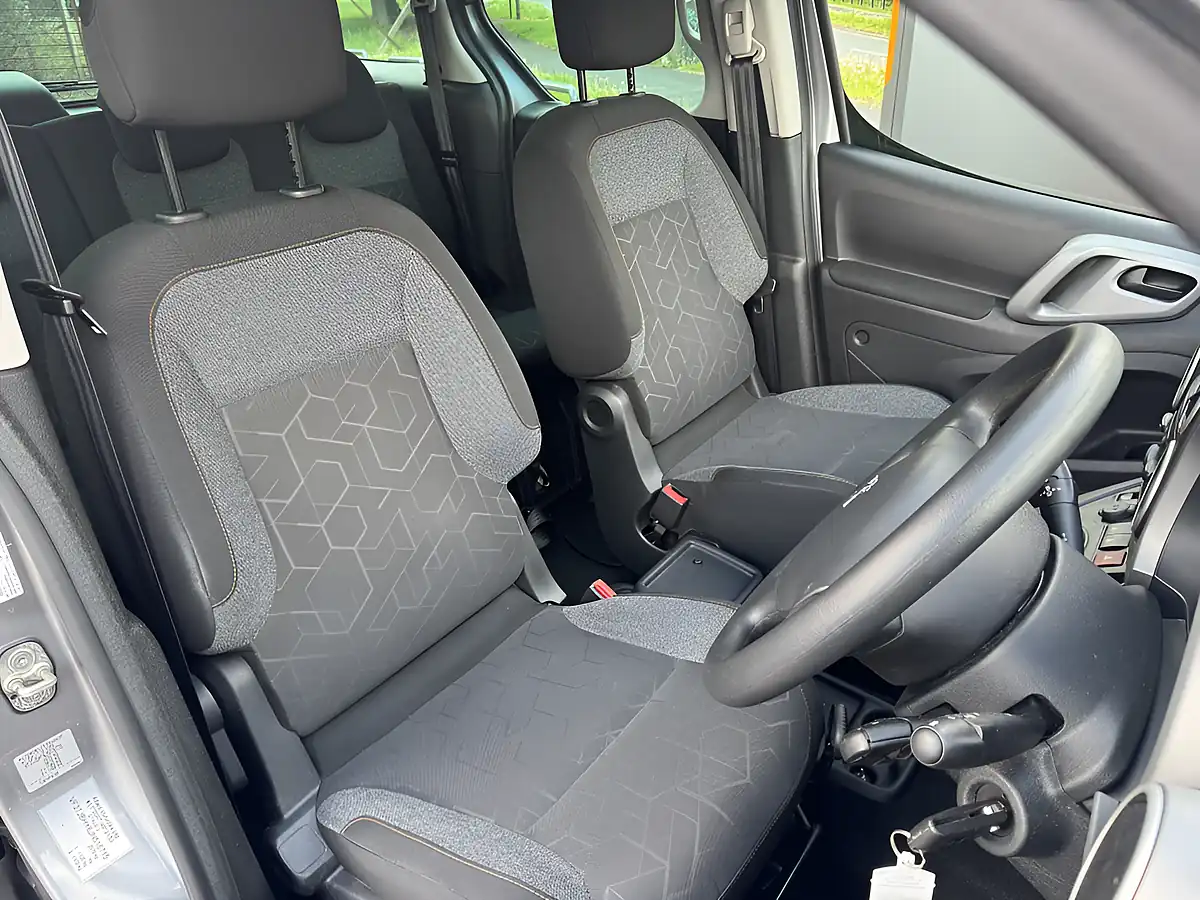Used 2019 Peugeot Partner Horizon RS Grey - Interior and Exterior details 4