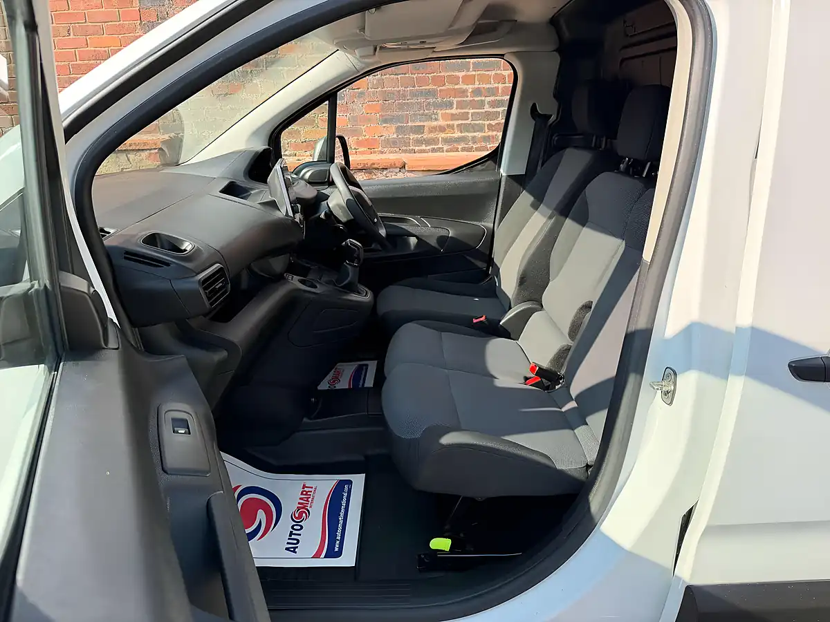 Used 2019 Peugeot Partner Professional L1 Blue White - Interior and Exterior details 10