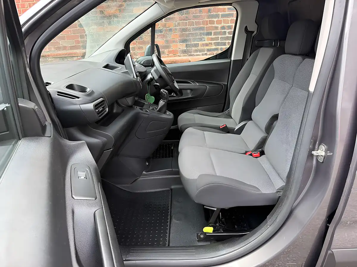 Used 2019 Peugeot Partner Professional L1 Grey - Interior and Exterior details 9