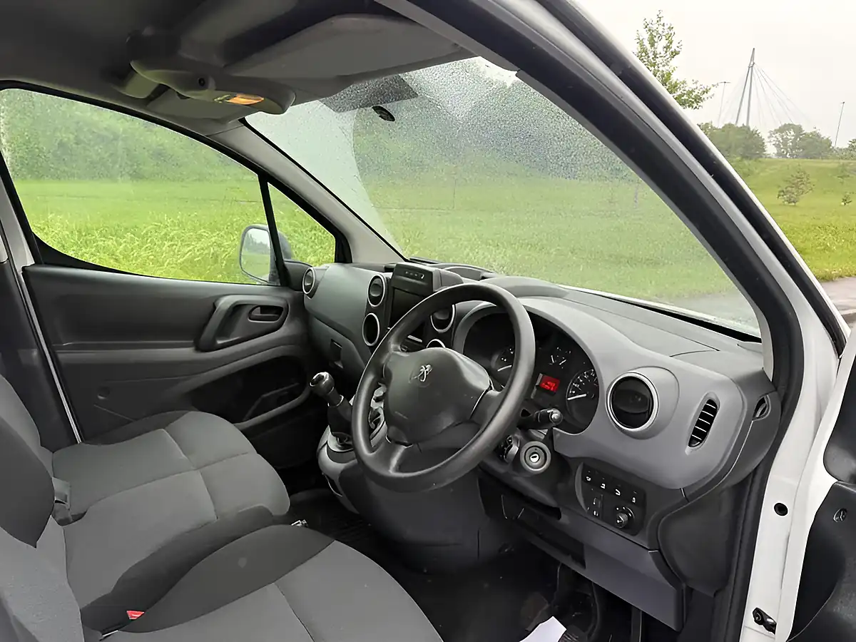 Used 2019 Peugeot Partner Professional L1 White - Interior and Exterior details 14