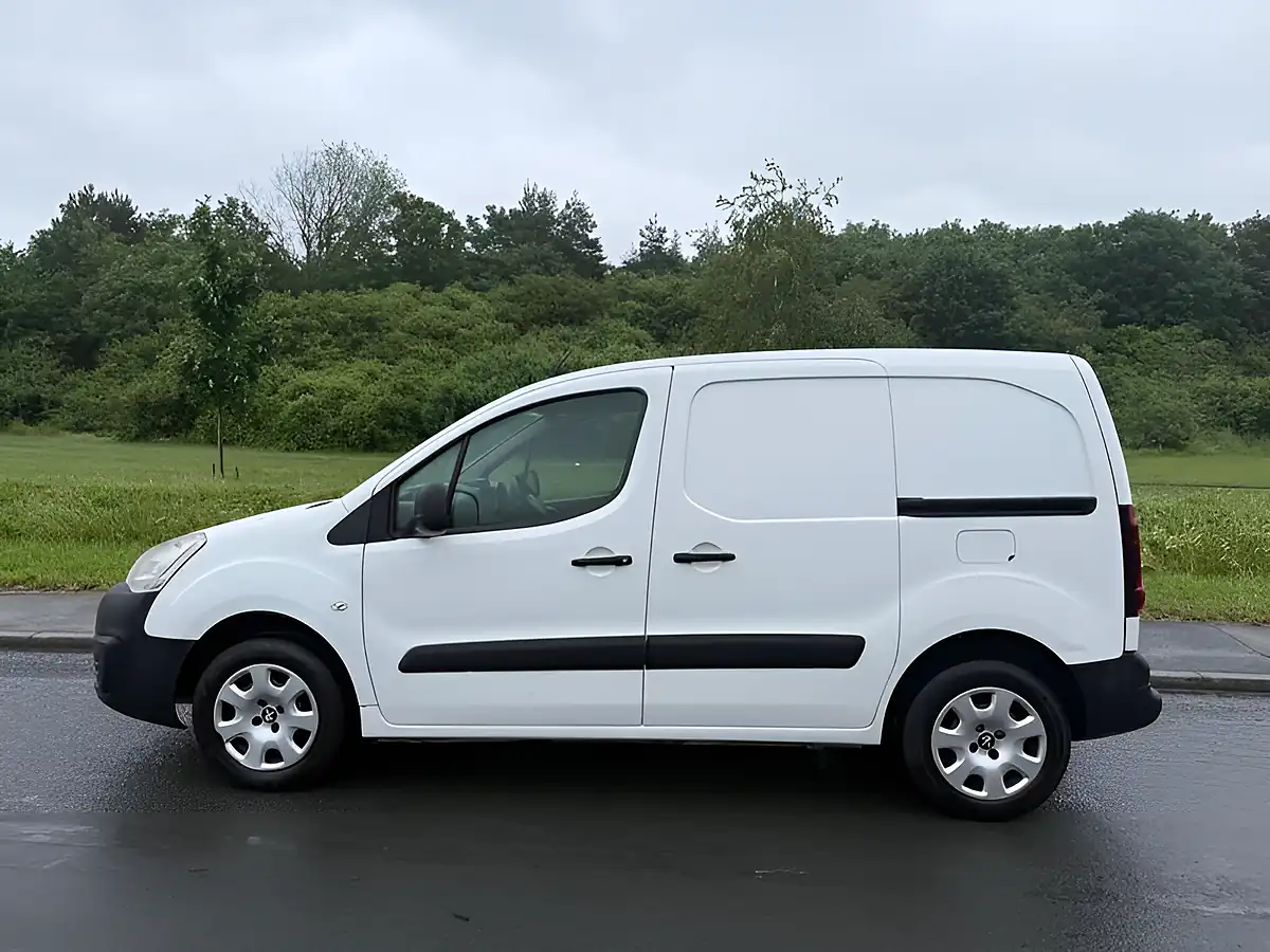 Used 2019 Peugeot Partner Professional L1 White - Interior and Exterior details 4