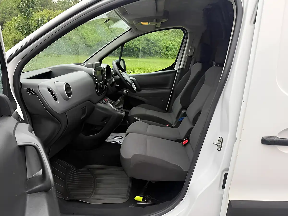 Used 2019 Peugeot Partner Professional L1 White - Interior and Exterior details 6