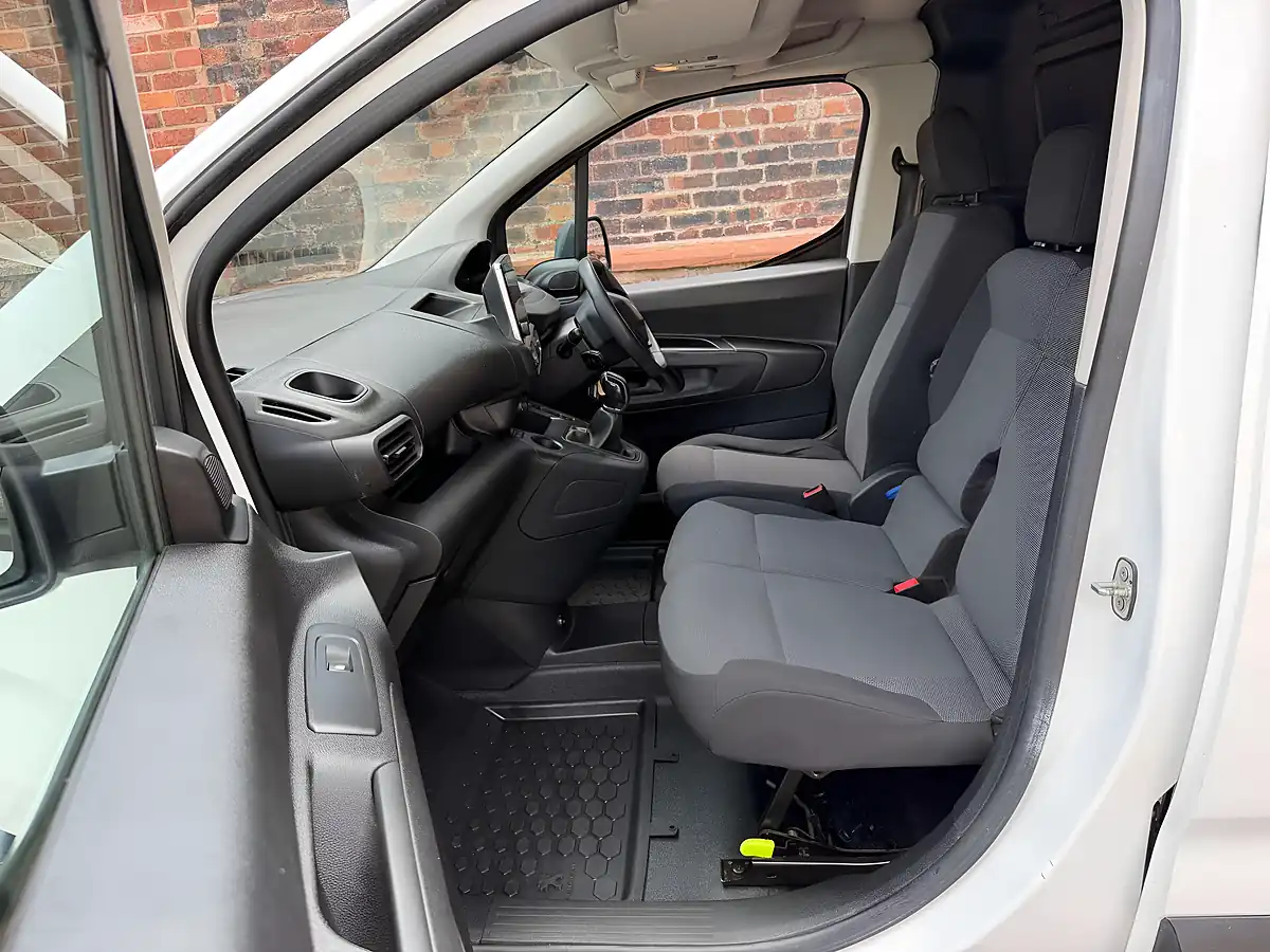 Used 2019 Peugeot Partner Professional L1 White - Interior and Exterior details 10