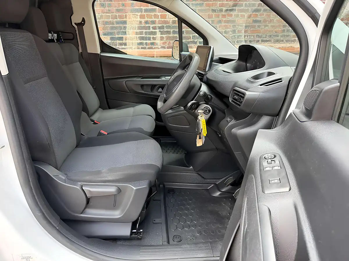 Used 2019 Peugeot Partner Professional L1 White - Interior and Exterior details 7