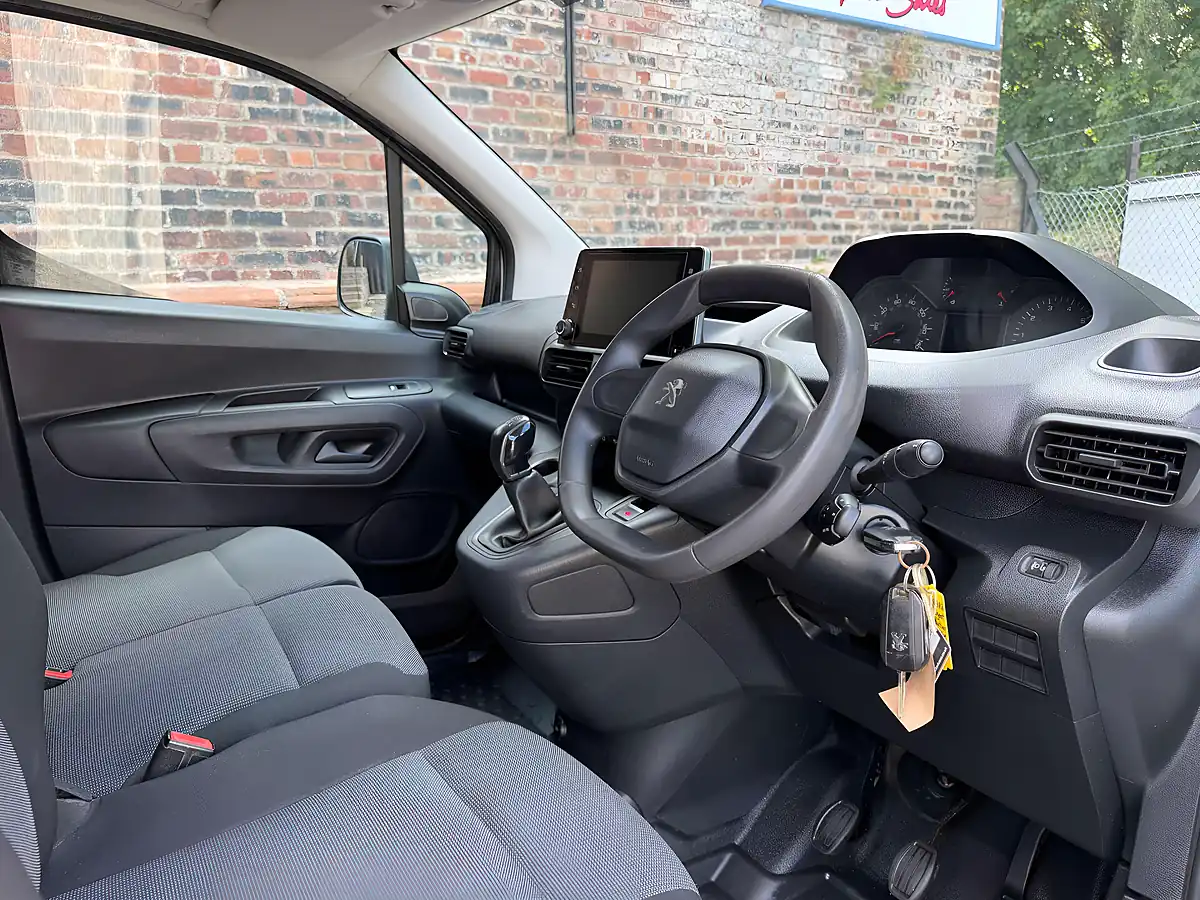 Used 2019 Peugeot Partner Professional L1 White - Interior and Exterior details 8