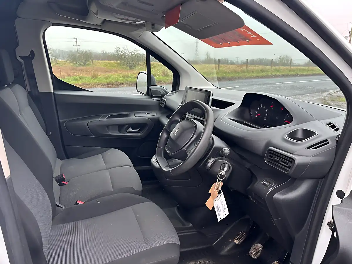 Used 2019 Peugeot Partner Professional Standard White - Interior and Exterior details 14