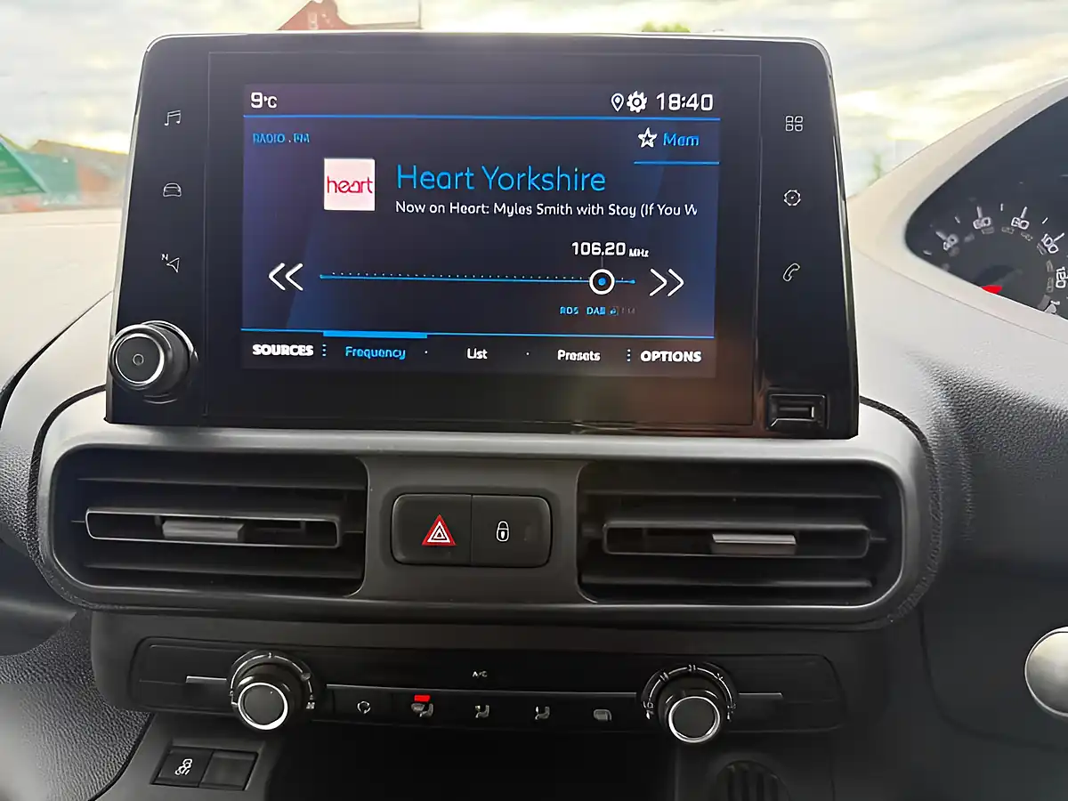 Used 2019 Peugeot Partner Professional Standard White - Interior and Exterior details 17