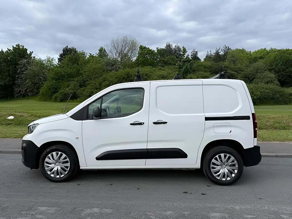 Used 2019 Peugeot Partner Professional Standard White - Interior and Exterior details 4