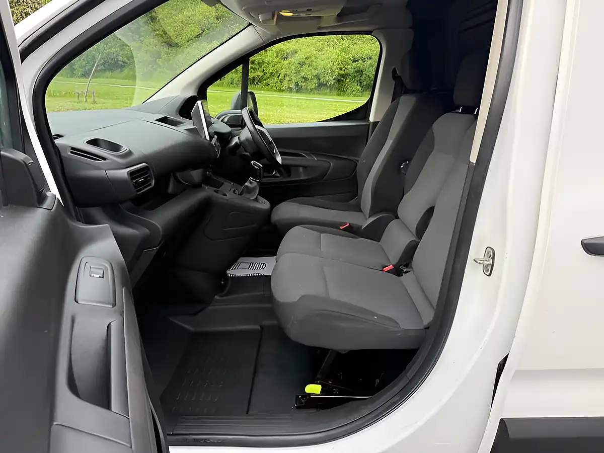 Used 2019 Peugeot Partner Professional Standard White - Interior and Exterior details 6