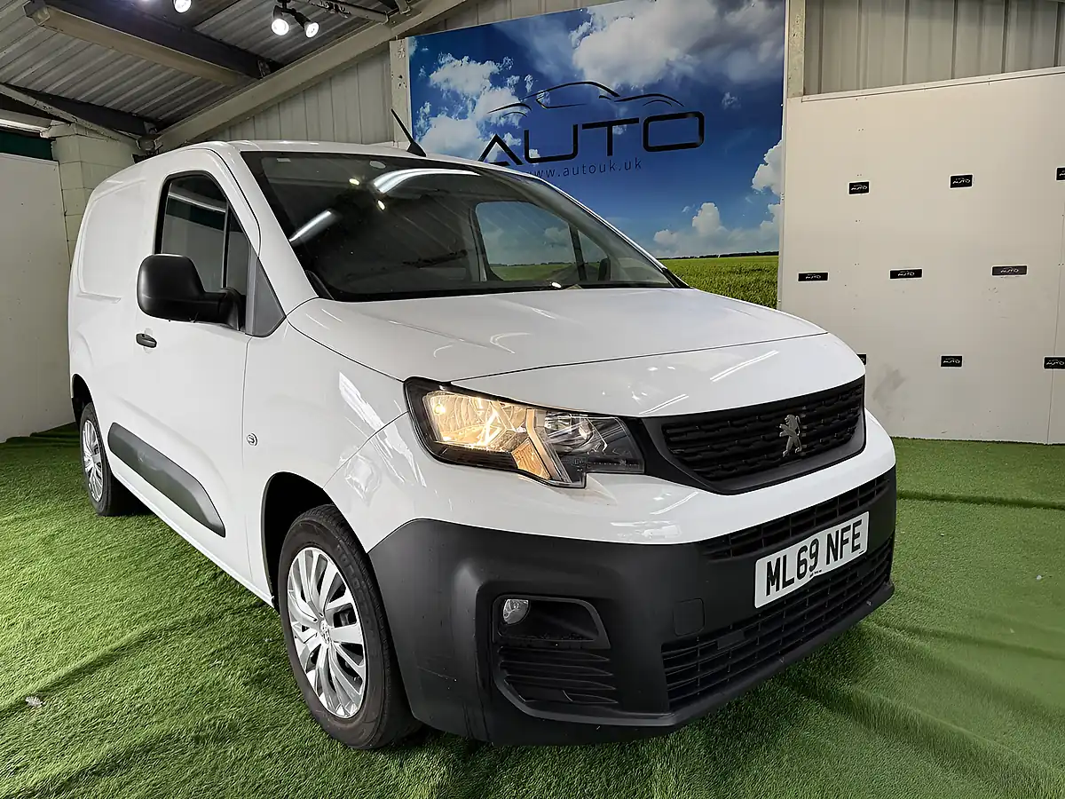 Used 2019 Peugeot Partner Professional Standard White - Interior and Exterior details 3