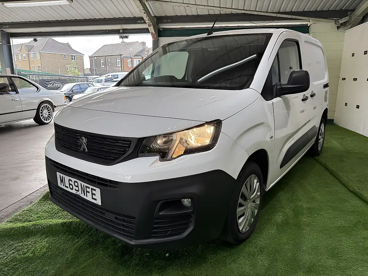 Used 2019 Peugeot Partner Professional Standard White - Interior and Exterior details 5