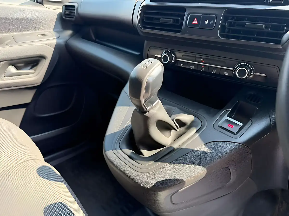 Used 2019 Peugeot Partner Professional Standard White - Interior and Exterior details 14