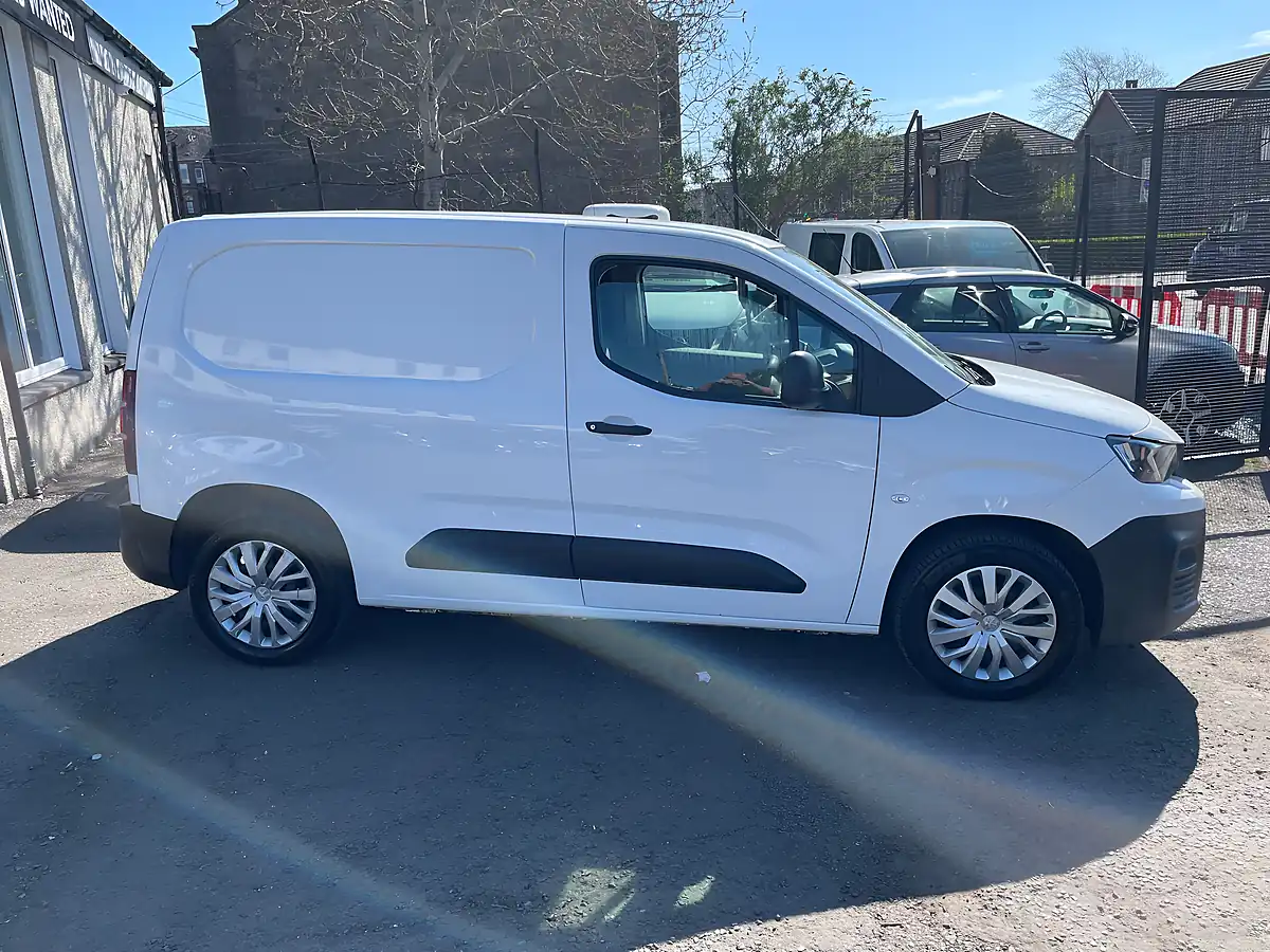 Used 2019 Peugeot Partner Professional Standard White - Interior and Exterior details 3