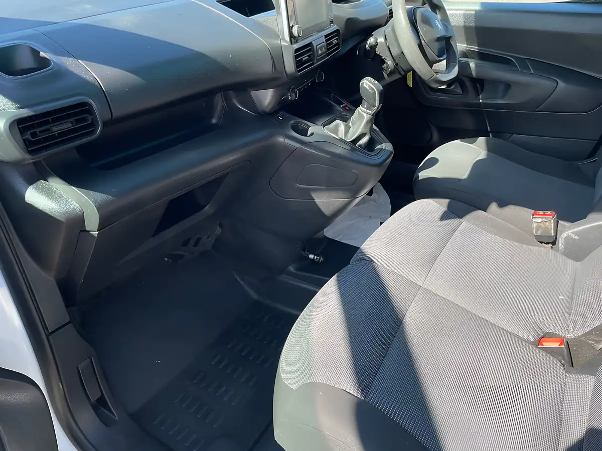 Used 2019 Peugeot Partner Professional Standard White - Interior and Exterior details 9