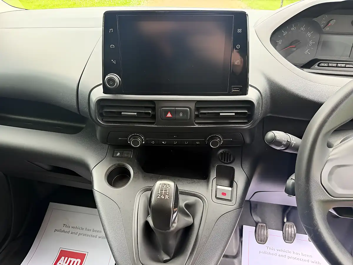 Used 2019 Peugeot Partner Professional Standard White - Interior and Exterior details 11