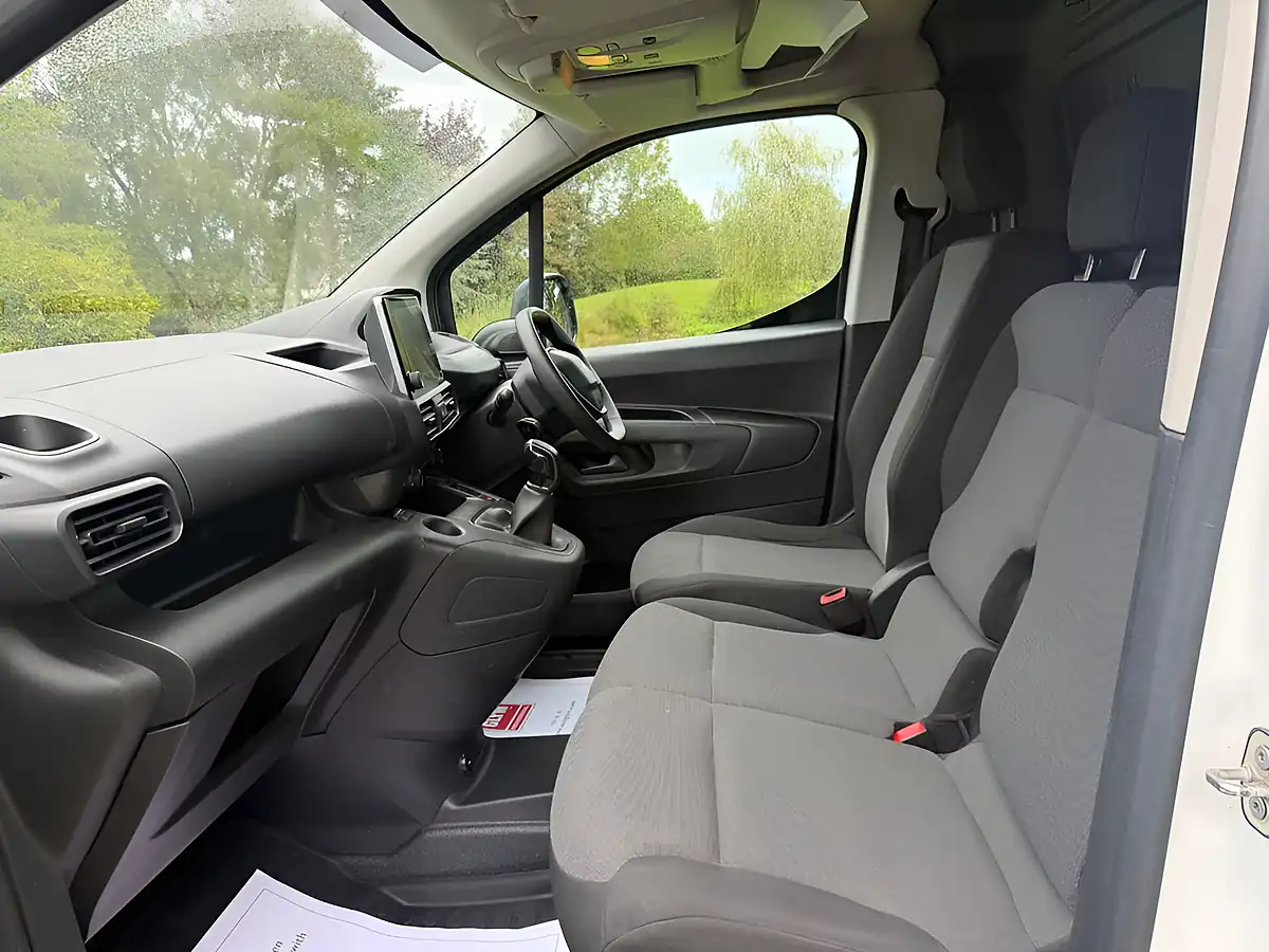 Used 2019 Peugeot Partner Professional Standard White - Interior and Exterior details 17