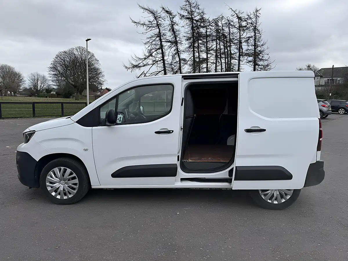 Used 2019 Peugeot Partner Professional White - Interior and Exterior details 12