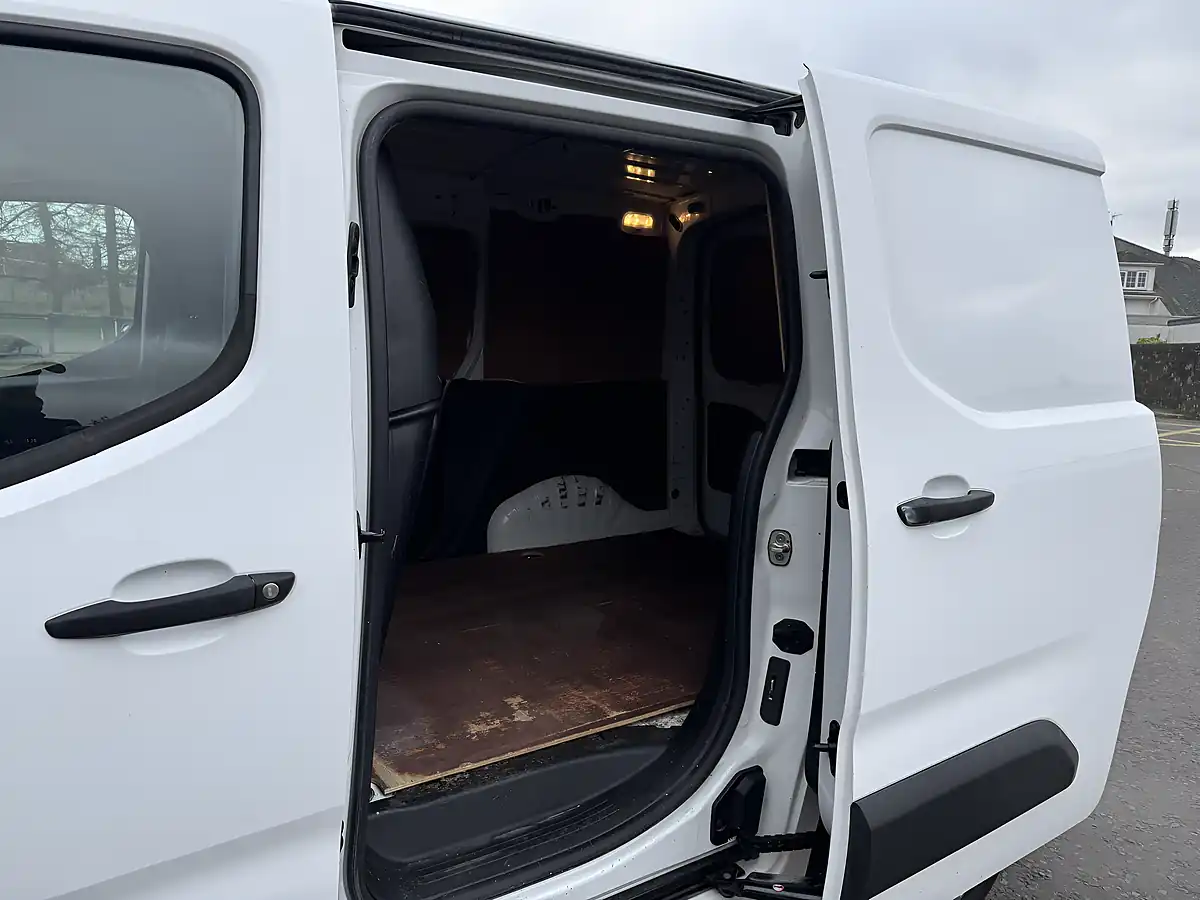 Used 2019 Peugeot Partner Professional White - Interior and Exterior details 13