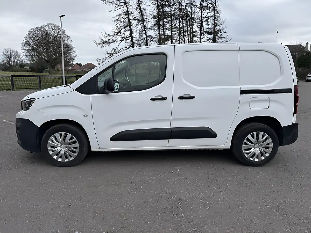 Used 2019 Peugeot Partner Professional White - Interior and Exterior details 4