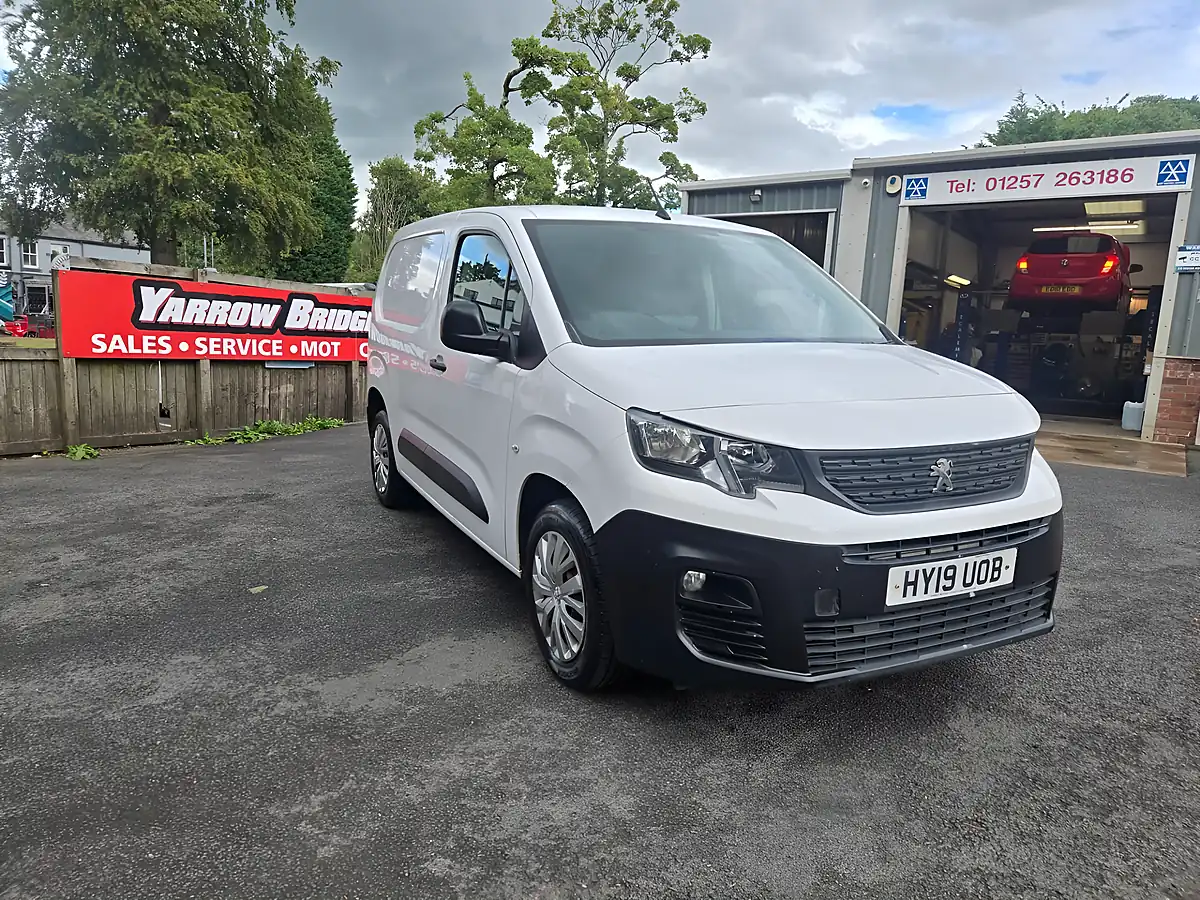 Used 2019 Peugeot Partner Professional White - Front View