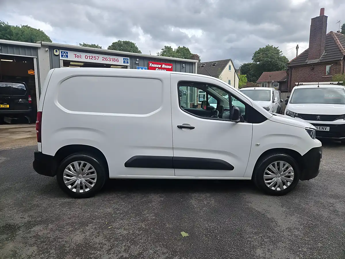Used 2019 Peugeot Partner Professional White - Interior and Exterior details 12