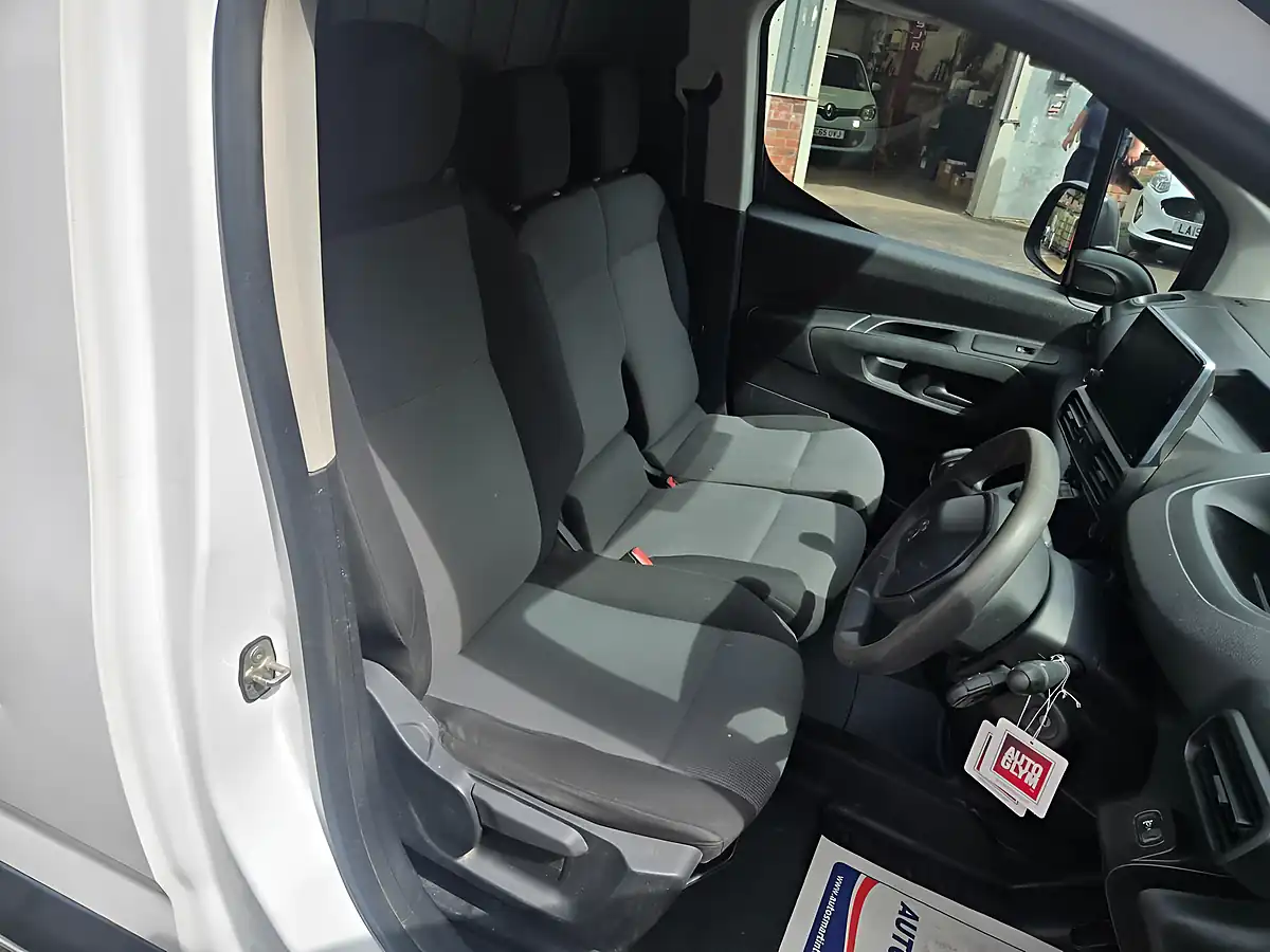 Used 2019 Peugeot Partner Professional White - Interior and Exterior details 17