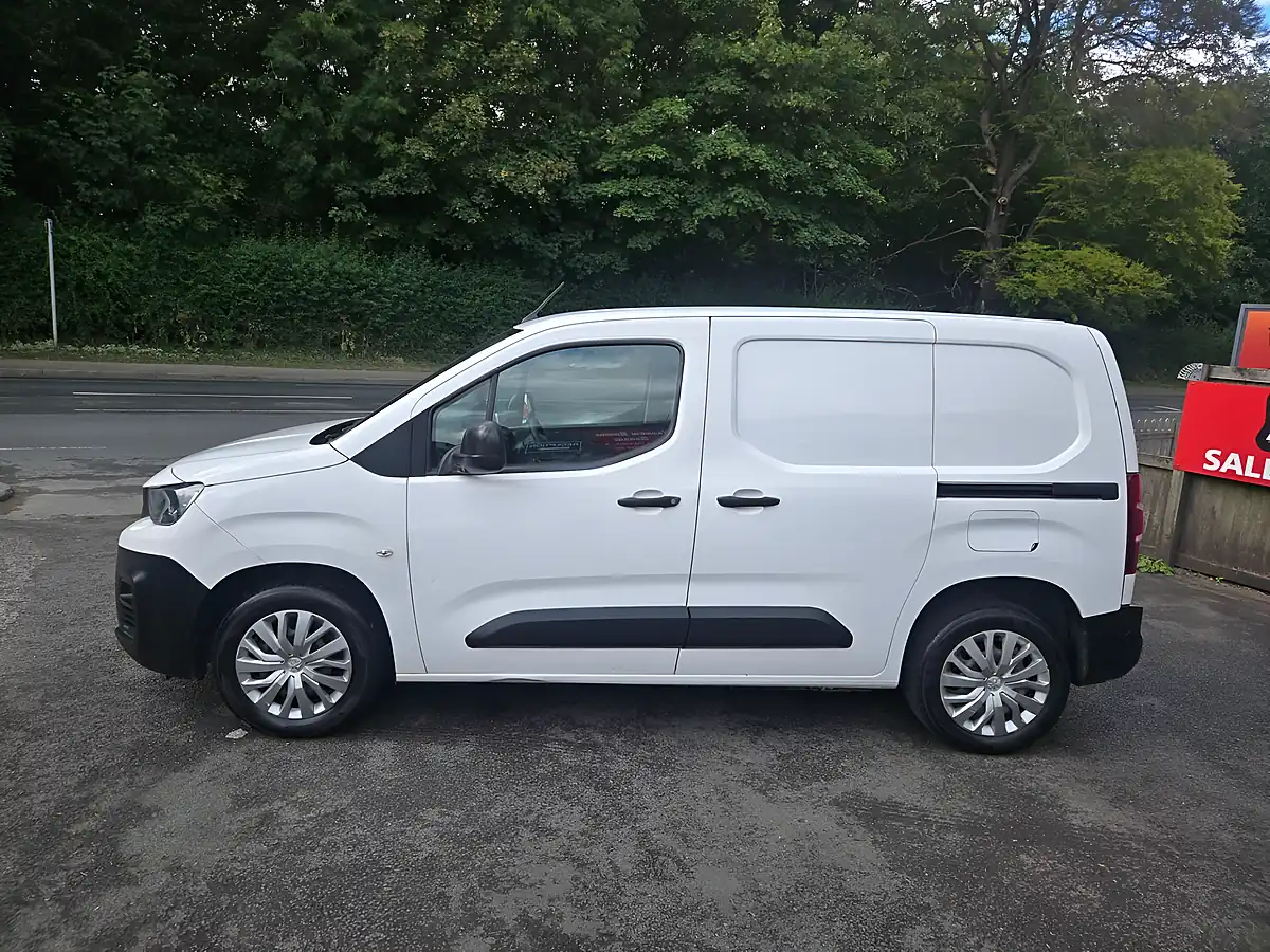 Used 2019 Peugeot Partner Professional White - Interior and Exterior details 4
