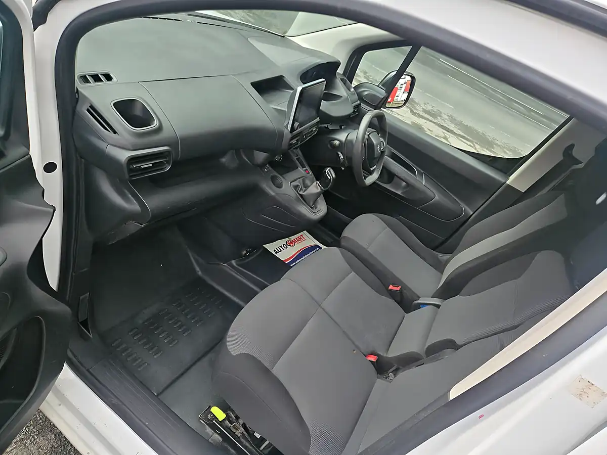 Used 2019 Peugeot Partner Professional White - Interior and Exterior details 5