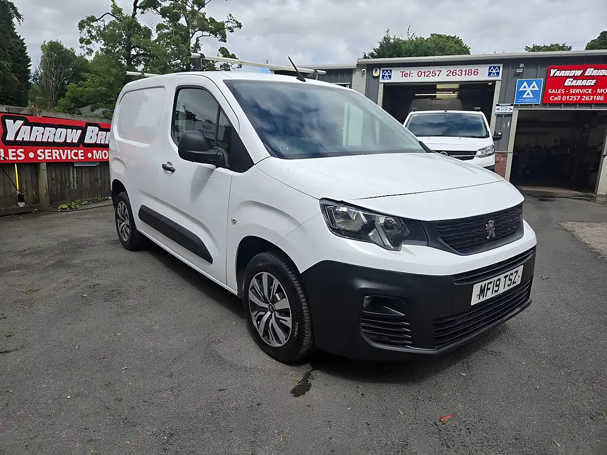Used 2019 Peugeot Partner Professional White - Front View