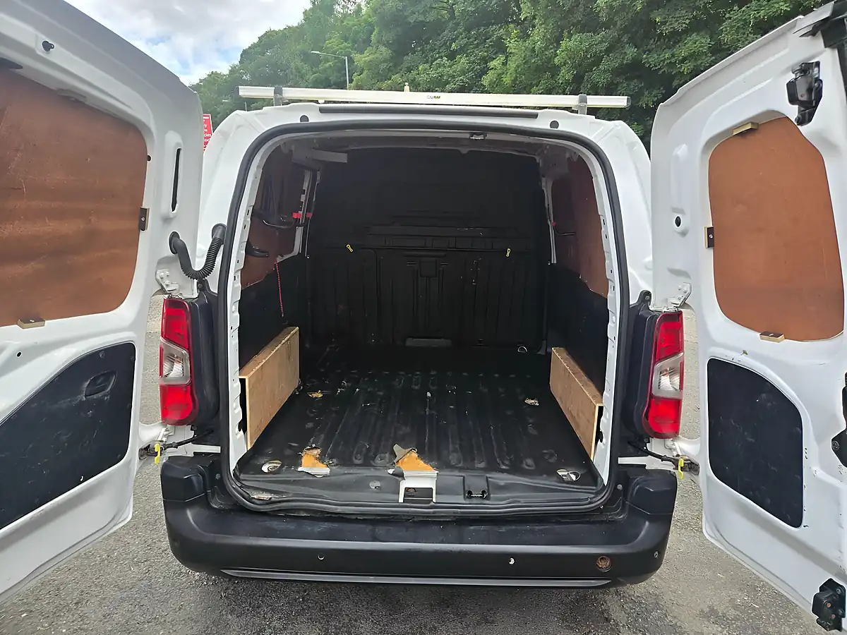 Used 2019 Peugeot Partner Professional White - Interior and Exterior details 10